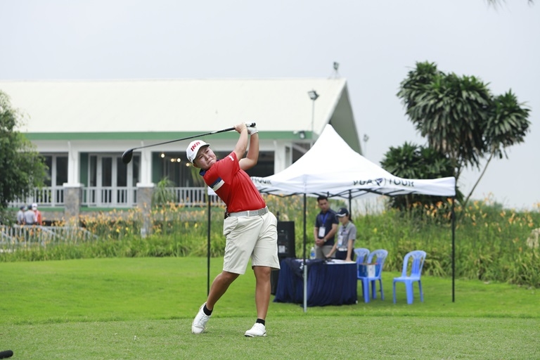 ... và các VĐV nữ thi đấu bắt đầu từ vị trí hố golf số 10 (Trong ảnh, VĐV Holly Halim Victoria (Indonesia)