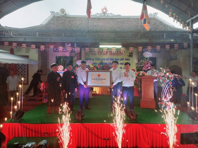 Lãnh đạo UBND huyện Yên Lạc trao Bằng di tích lịch sử cấp tỉnh cho chùa Long Hội làng Yên Thư