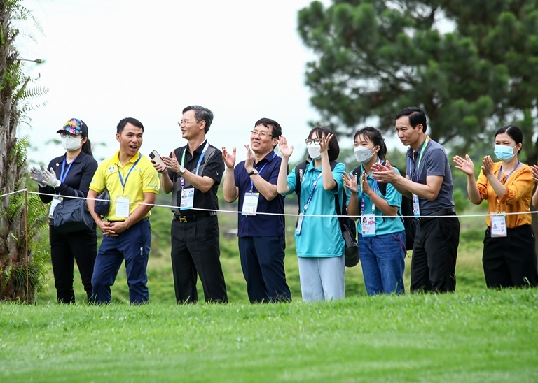 Đồng chí Lê Duy Thành, Phó bí thư Tỉnh ủy, Chủ tịch UBND tỉnh động viên, cổ vũ các vận động viên đang tranh tài môn Golf tại Seagames 31