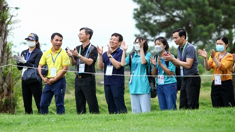 Chủ tịch UBND tỉnh Vĩnh Phúc cổ vũ, động viên các vận động viên thi đấu môn Golf tại SEA Games 31