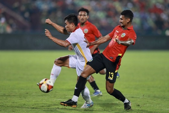 Tiền đạo Hồ Thanh Minh trong vòng vây của các cầu thủ U23 Timor Leste. ẢNH: DŨNG PHƯƠNG