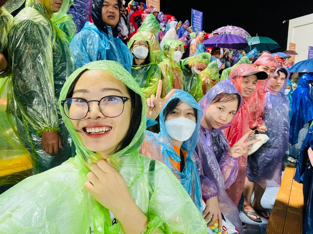 Các cổ động viên đội mưa cổ vũ đội tuyển U23 Việt Nam