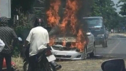 nghe an xe o to boc chay 4 nguoi may man thoat nan