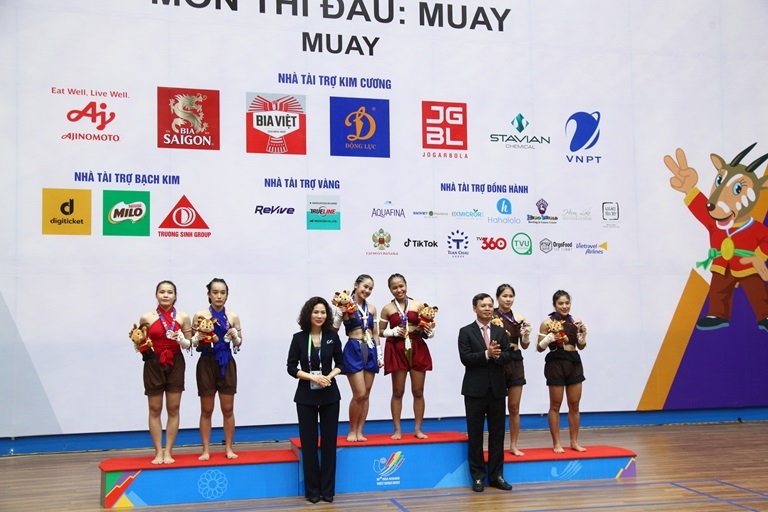 Ban tổ chức trao huy chương Vàng, Bạc, Đồng môn Muay tại SEA Games 31 cho các đội Philippines, Việt Nam và Thái Lan. Ảnh: Khánh Linh