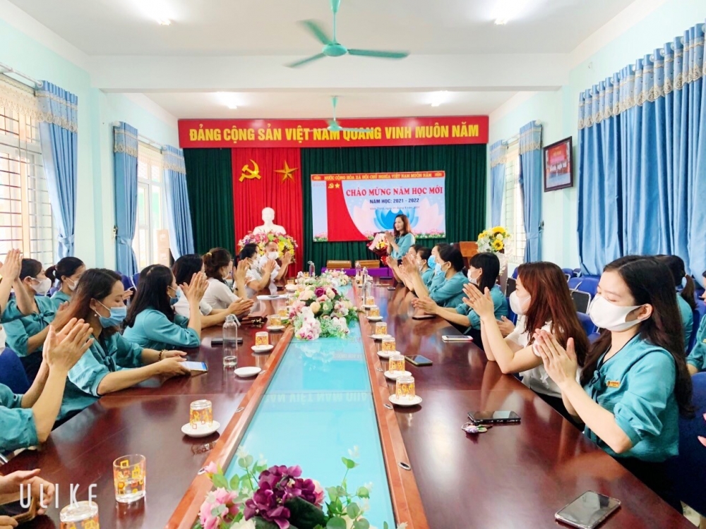 Đ/C Hoàng Thị Bích Vân- hiệu trưởng họp HĐSP nhà trường