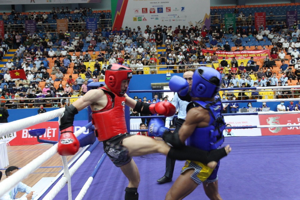 Vận động viên Huỳnh Hoàng Phi (áo đỏ) của đội tuyển Việt Nam thắng vận động viên Rith Sok của Cam-pu-chia ở hạng cân 54kg của nam