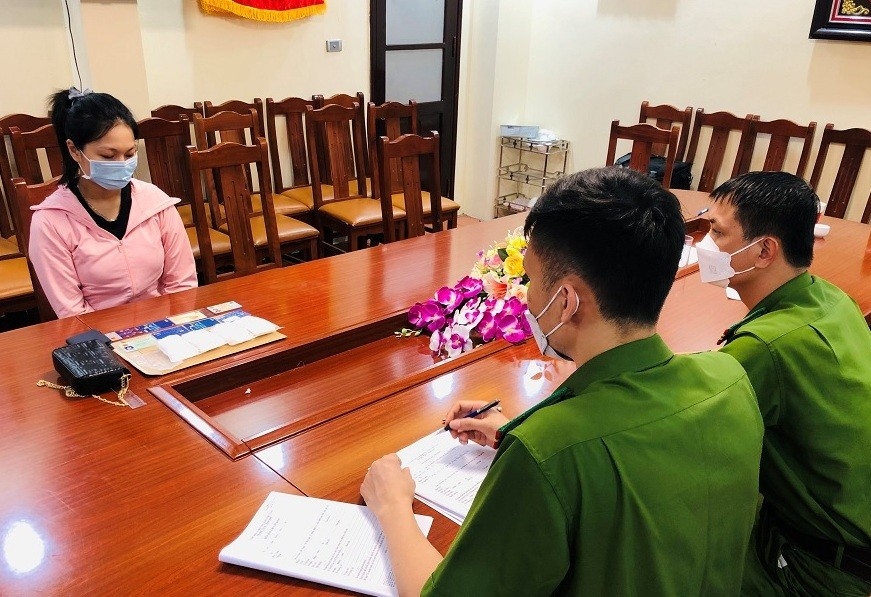 Đối tượng Trần Dương Huệ Ngọc tại cơ quan Công an (Nguồn: Công an tỉnh Lạng Sơn)