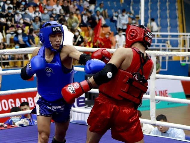 Nam VĐV Trương Cao Minh Phát (Việt Nam, xanh) thắng VĐV Noy Huksamueng (Lào, xanh) nội dung thi đấu đối kháng hạng 63,5 kg.