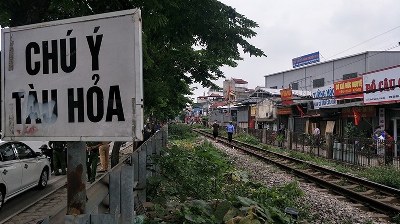 Hà Nội: Hai học sinh đi xe đạp điện thương vong khi vượt qua đường sắt