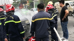 Cầu Giấy (Hà Nội): Dập tắt đám cháy ô tô trên đường Phạm Văn Bạch