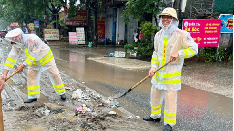 Công an tỉnh Vĩnh Phúc đội mưa dọn dẹp cát, bùn đất rơi, vãi trên đường để bảo đảm an toàn giao thông