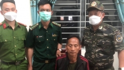 nghe an bat giu doi tuong mua ban ma tuy thu san sung ak47 ben nguoi