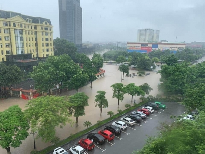 Mưa lớn khiến nhiều tuyến đường trên địa bàn TP Vĩnh Yên ngập lụt nặng nề.