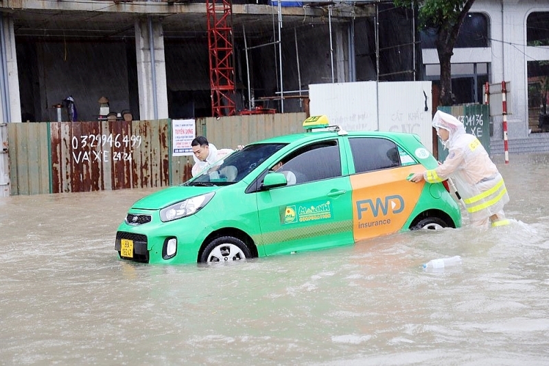 Nhiều phương tiện giao thông bị chết máy giữa đường.