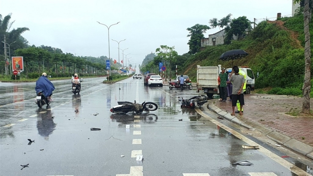 Cao Bằng: Hai xe máy tông vào nhau, 4 người bị thương