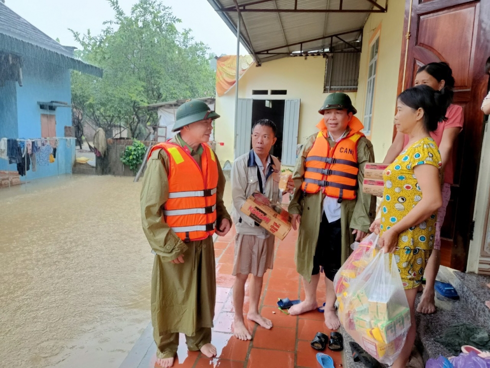 Thượng tá Trần Kim San –Trưởng Công an huyện Tam Đảo (ngoài cùng bên trái ảnh) thăm hỏi động viên người dân