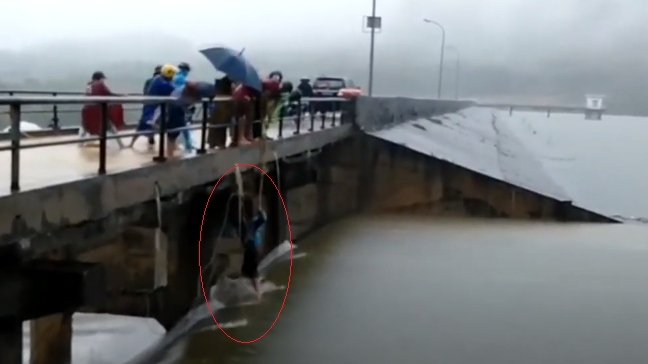 Vĩnh Phúc: Giải cứu thành công người đi đánh cá bị mắc kẹt dưới gầm trụ cầu tràn khi nước lũ chạy xiết