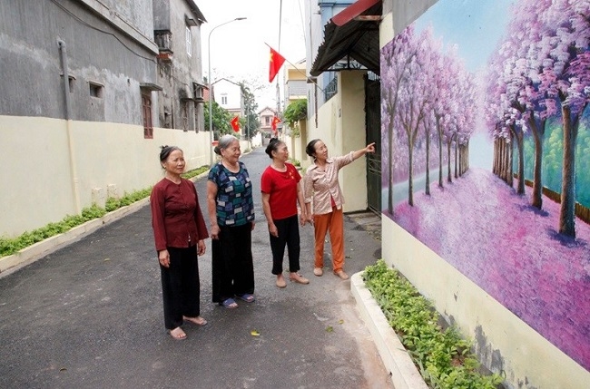 Những bức tranh bích họa làm sinh động đường quê ở xã Nguyệt Đức (huyện Yên Lạc, Vĩnh Phúc). Ảnh: Nguyễn Lượng.