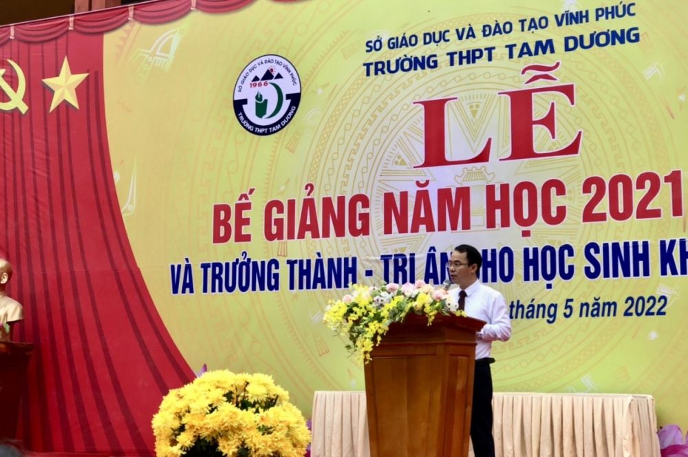 Thầy giáo Phan Hồng Hiệp (ảnh dưới) - Hiệu trưởng Trường THPT Tam Dương phát biểu buổi lễ 