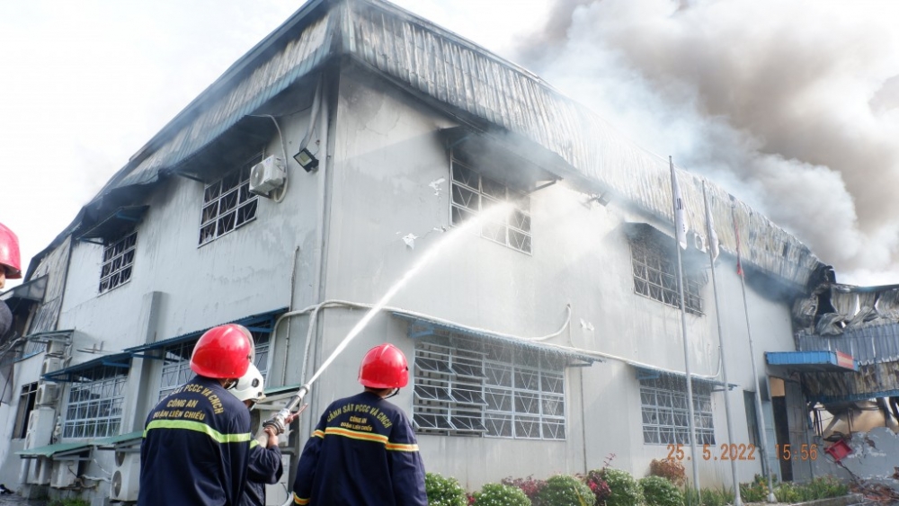 Lực lượng PCCC Bắc Quảng Nam và TP Đà Nẵng nỗ lực dập lửa tại Công ty may Woochang Việt Nam (Ảnh: V.Q)