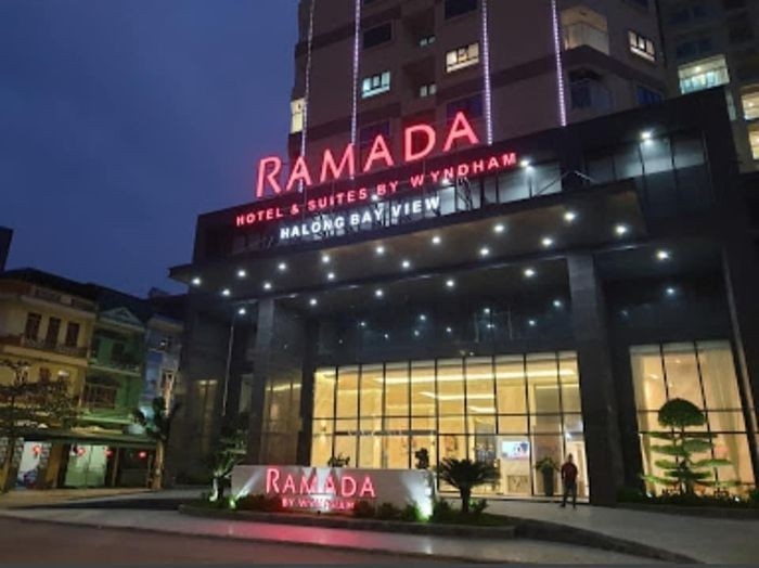 Tòa nhà Ramada Hạ Long (do Công ty CP đầu tư Lạc Hồng làm chủ đầu tư) là một trong 7 cơ sở, công trình bị tạm đình chỉ hoạt động do có sai phạm về phòng cháy chữa cháy