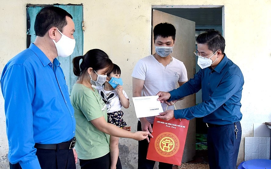 Liên đoàn Lao động thành phố Hà Nội trao quà hỗ trợ người dân khó khăn do ảnh hưởng bởi dịch COVID-19