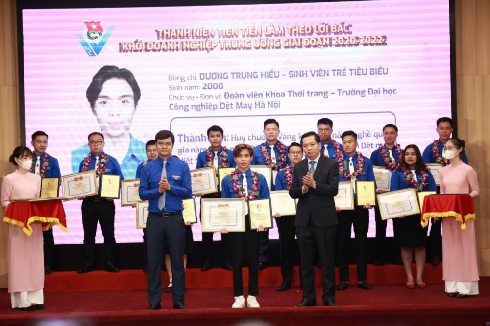 Trung Hiếu vinh dự là 1 trong 60 thanh niên tiêu biểu được vinh danh tại Lễ tuyên dương Thanh niên tiêu biểu làm theo lời Bác khối doanh nghiệp Trung ương giai đoạn 2020-2022