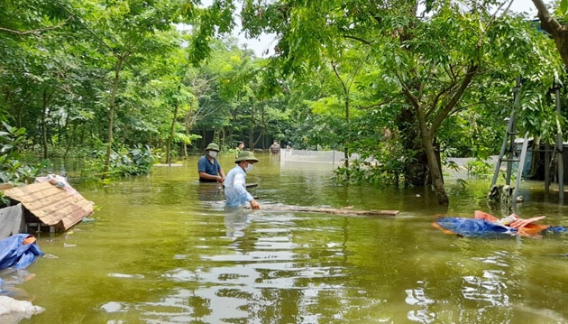 Lực lượng tại chỗ phường Hội Hợp hỗ trợ người dân di chuyển tài sản