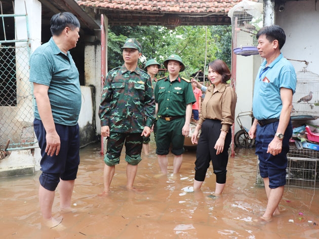 Bí thư Thành ủy Vĩnh Yên chỉ đạo xã Thanh Trù khắc phục ngập úng