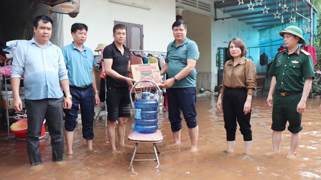Vĩnh Yên (Vĩnh Phúc): Thăm hỏi, tặng quà động viên các hộ dân bị ngập tại xã Thanh Trù