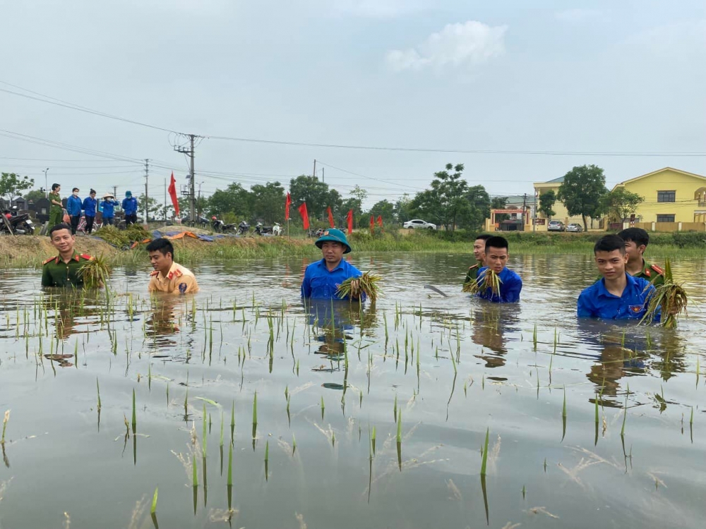 Tinh thần đồng lòng chiên sĩ công an, đoàn viên thanh niên giúp nhân dân
