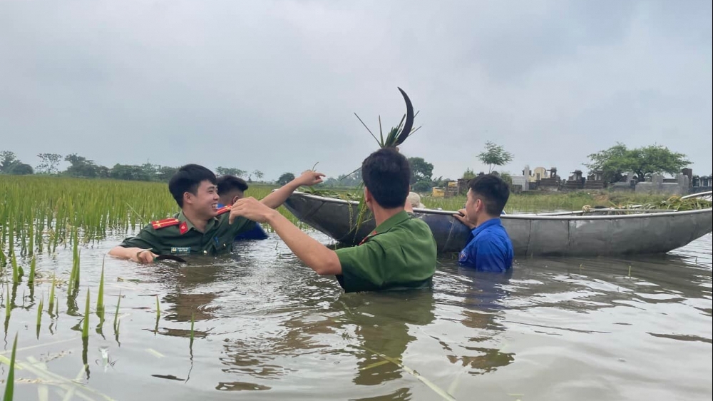 Công an huyện Yên Lạc giúp đỡ nhân dân trong thời gian bị ảnh hưởng mưa lũ