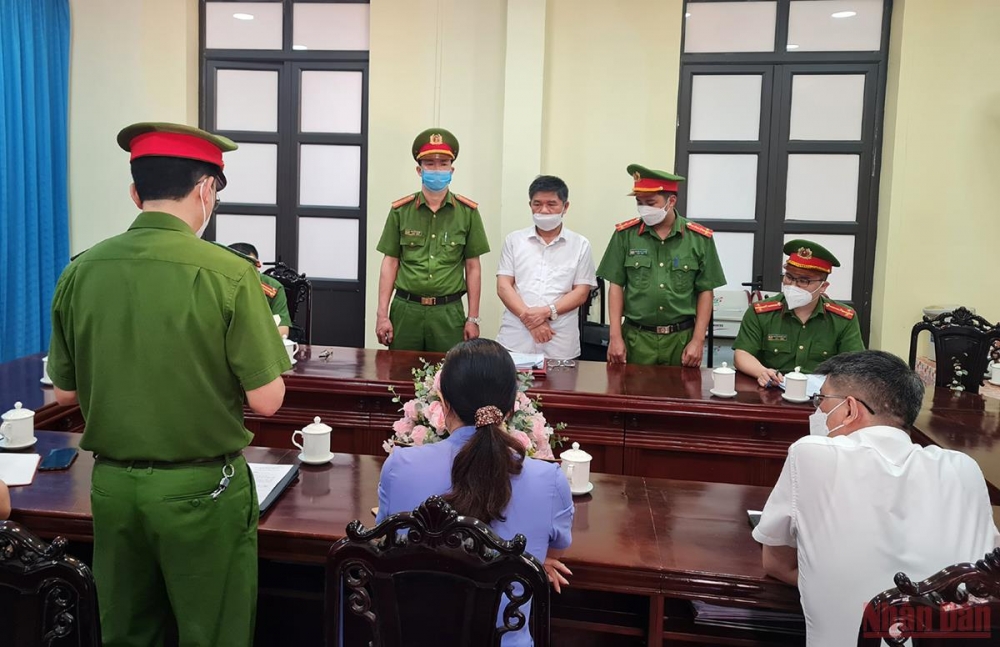 Cơ quan Cảnh sát điều tra tống đạt các quyết định khởi tố bị can đối với Đặng Văn Thuỷ. (Ảnh: LÂN TOÀN) Cơ quan Cảnh sát điều tra tống đạt các quyết định khởi tố bị can đối với Đặng Văn Thuỷ. (Ảnh: LÂN TOÀN)