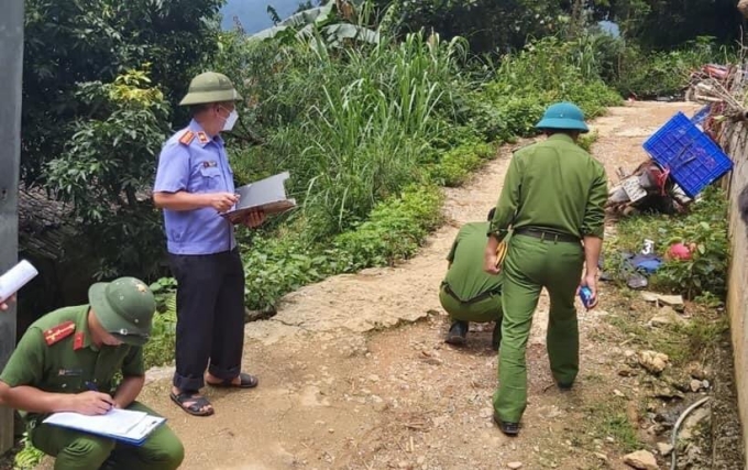 Cơ quan chức năng tiến hành khám nghiệm hiện trường. Cơ quan chức năng tiến hành khám nghiệm hiện trường.