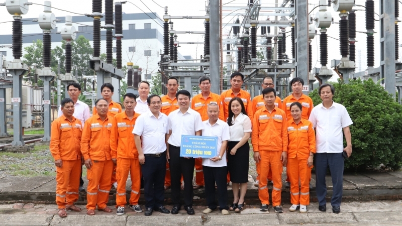 Thăm hỏi, trao quà nhân dịp Tháng công nhân năm 2023 tại Vĩnh Phúc