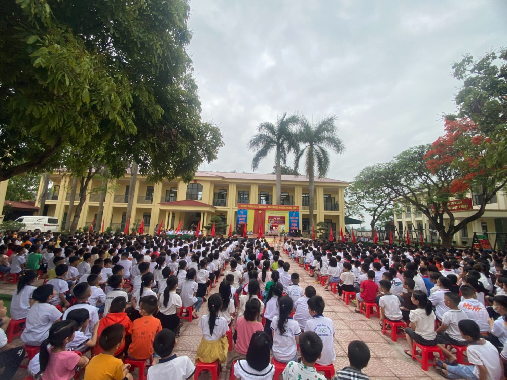 Toàn cảnh Lễ vinh danh học sinh đạt giải trong kì thi Đình – cấp Quốc gia của cuộc thi trạng nguyên Tiếng Việt của trường Tiểu học Vân Hội