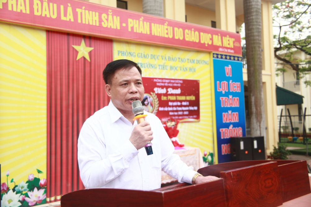 Đồng chí Nguyễn Văn Kiên – Huyện ủy viên – Trưởng phòng Giáo dục và Đạo tạo huyện Tam Dương phát biểu tại buổi lễ