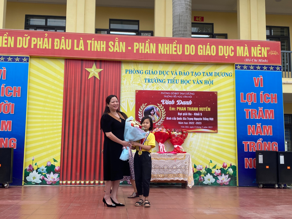 tặng hoa chúc mừng em Phan Thanh Huyền có thành tích xuất sắc trong học tập và các sân chơi trí tuệ.