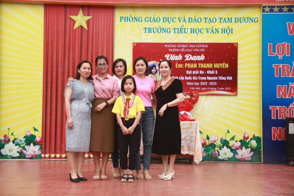 Các cô giáo trường Tiểu học Vân Hội chúc mừng em Phan Thanh Huyền.