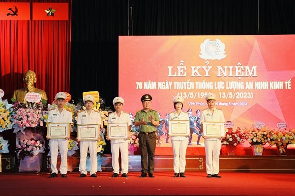 Đại tá Lê Thanh Bình, Phó Giám đốc Công an tỉnh chúc mừng lực lượng An ninh kinh tế Đại tá Lê Thanh Bình, Phó Giám đốc Công an tỉnh chúc mừng lực lượng An ninh kinh tế