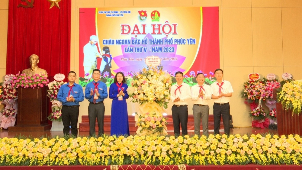 Các đồng chí Lãnh đạo Thành ủy – HĐND - UBND thành phố tặng hoa chúc mừng Đại hội