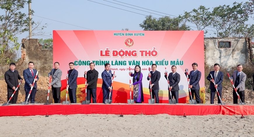 Các đồng chí lãnh đạo tỉnh, huyện Bình Xuyên động thổ khởi công xây dựng công trình Làng văn hóa kiểu mẫu đầu tiên.