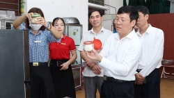 chu tich ubnd tinh vinh phuc kiem tra bep an ban tru tai mot so truong hoc