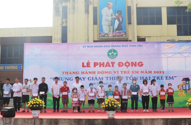 Học sinh có hoàn cảnh khó khăn được UBND thành phố Vĩnh Yên tặng học bổng