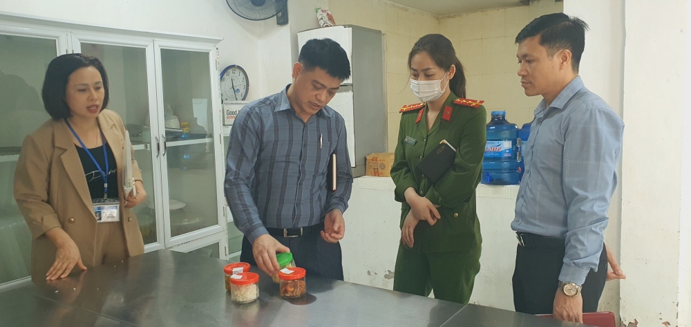 Đoàn kiểm tra liên ngành về ATTP của tỉnh kiểm tra tại bếp ăn bán trú Trường tiểu học Đồng Cương