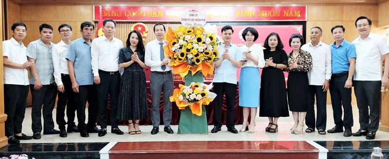 Đảng bộ Chính quyền thành phố tặng hoa chúc mừng Đ.c tân Phó Chủ tịch UBND thành phố Hoàng Đình Thuật
