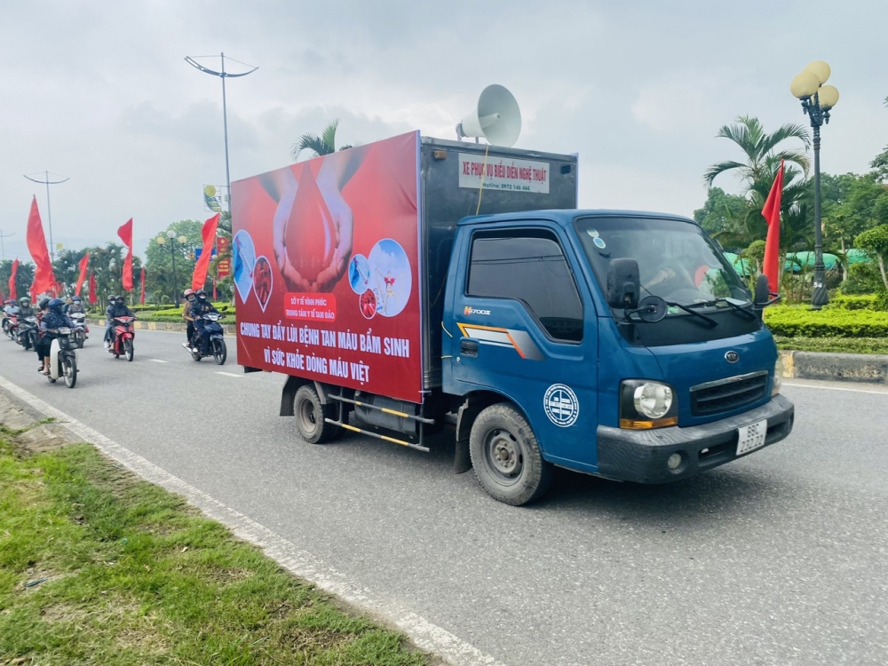 Xe tuyên truyền lưu động di chuyển trên các trục đường chính của các xã, thị trấn trên địa bàn huyện Tam Đảo.