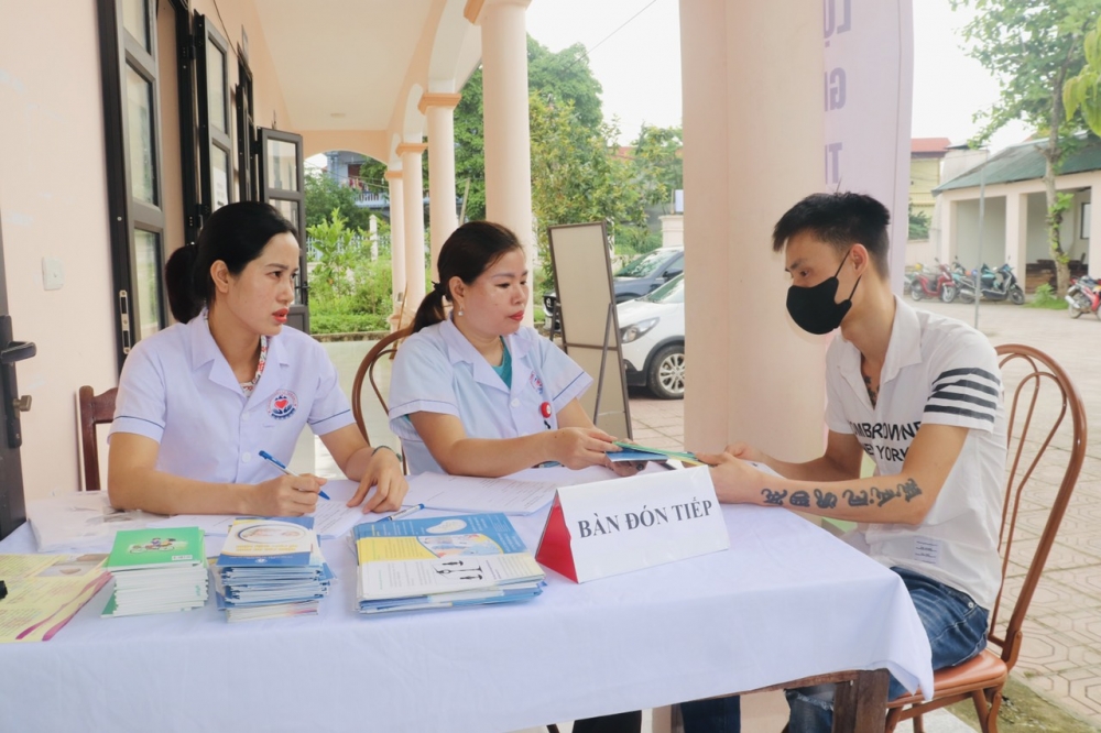 Cán bộ y tế Trung tâm Y tế huyện Tam Đảo tư vấn cho người dân về tầm quan trọng của việc tầm soát, chẩn đoán sớm bệnh Thalassemia.