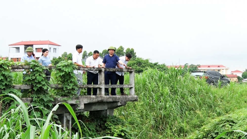 kiểm tra thực tế luồng tiêu công Cầu Đền xã Bắc Bình.