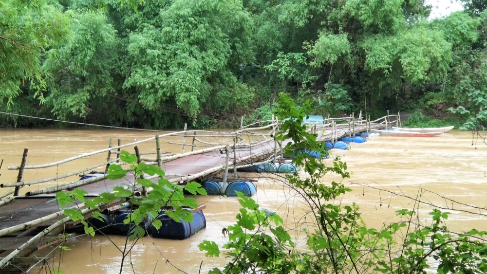 Đoàn kiểm tra thực tế tại cầu tự phát Cầu ông Cuông  bắc qua sông Phó Đáy, đây là cầu tự phát do người dân làm thuộc địa phận giáp ranh giữa 2 xã Quang Sơn( Lập Thạch) và xã Ninh Lai (Sơn Dương) -Tuyên Quang.